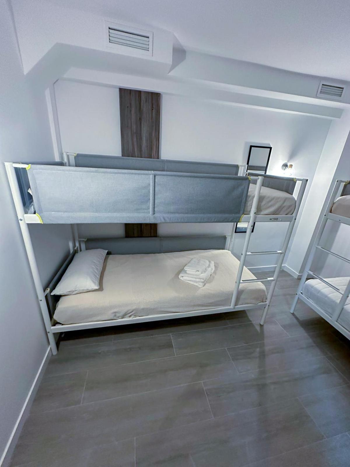 Zur Boutique Hostel Фуэнхирола Экстерьер фото